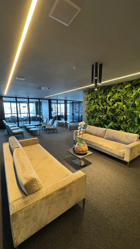 Lounge executivo e sofás corporativos limpos