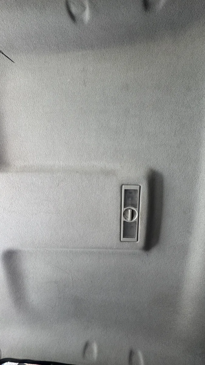 Forro do teto automotivo completamente limpo e uniforme sem descolar