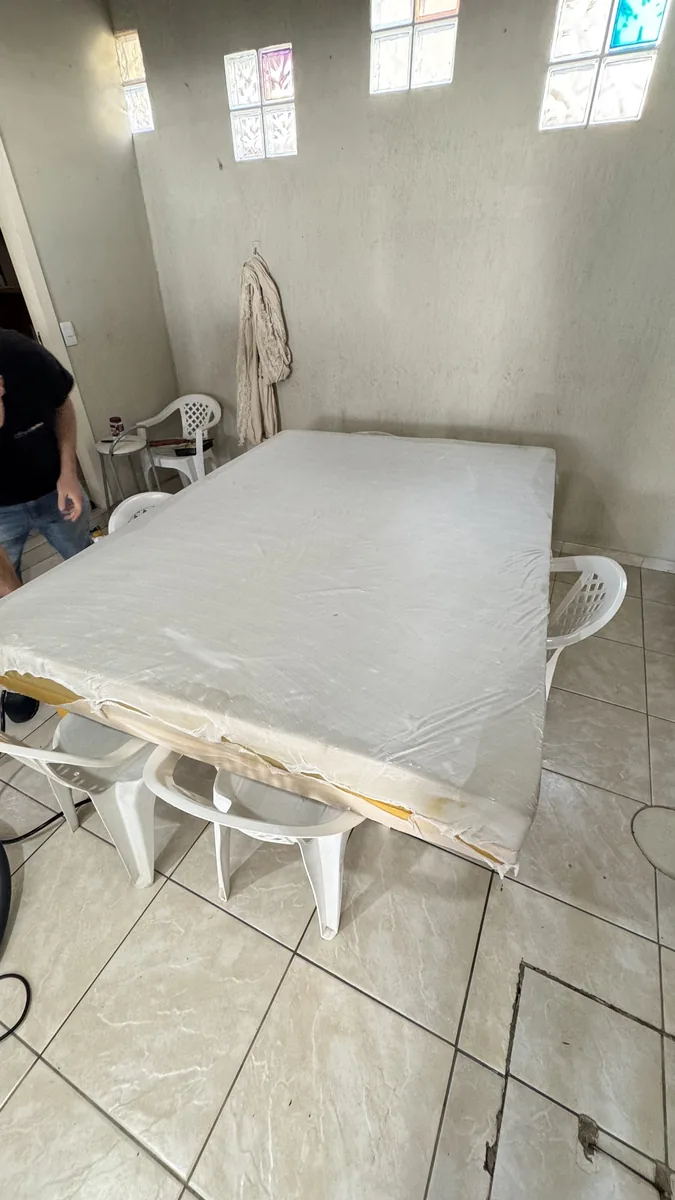 Extração profunda de sujeira em colchão