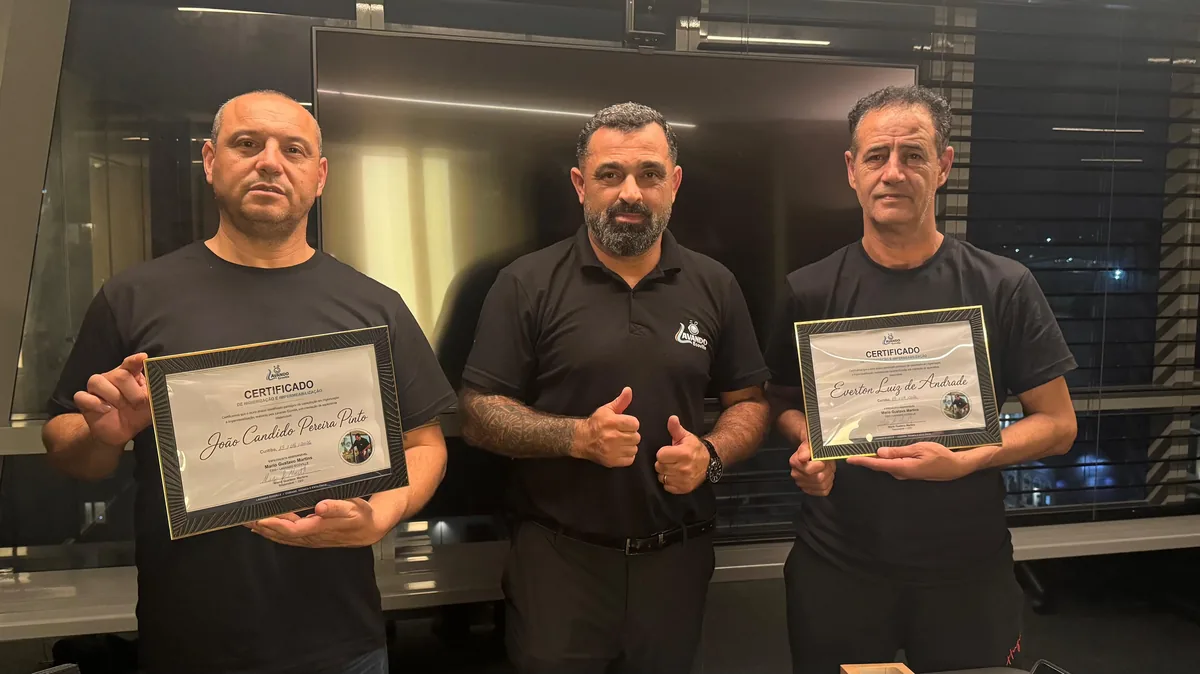 Técnicos certificados da SofáBrilho com certificados oficiais de capacitação