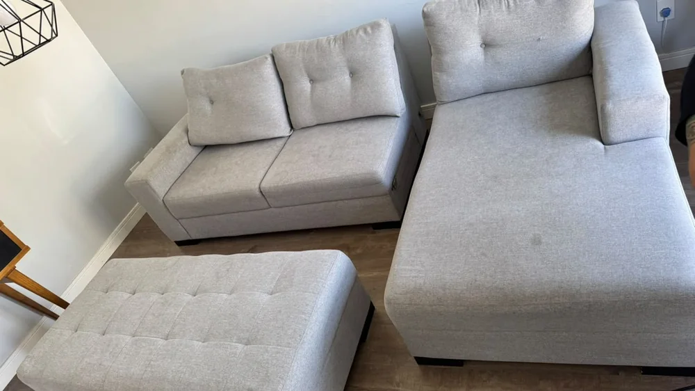 Sofá residencial limpo após higienização profissional
